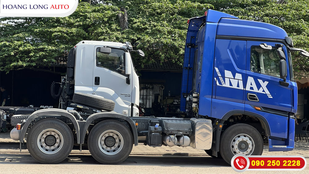 Một chiếc xe đầu kéo Trung Quốc màu xanh