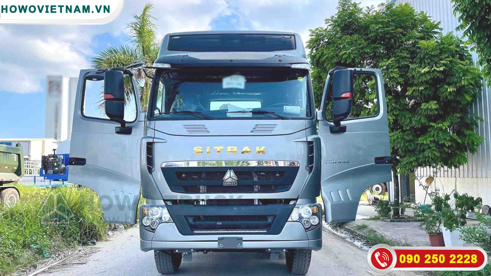Xe đầu kéo Sitrak đang mở 2 cửa