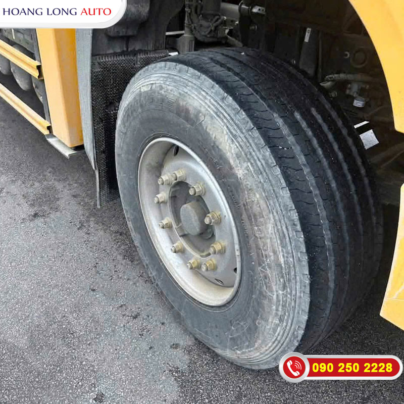 Cận cạnh bộ lốp trên Xe Cứu Hộ Howo LLL5230TQZZ6 Chuyên Kéo Chở Xe