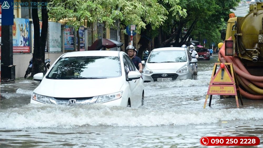 Khi lái xe qua đoạn đường ngập: Bí quyết an toàn cần biết