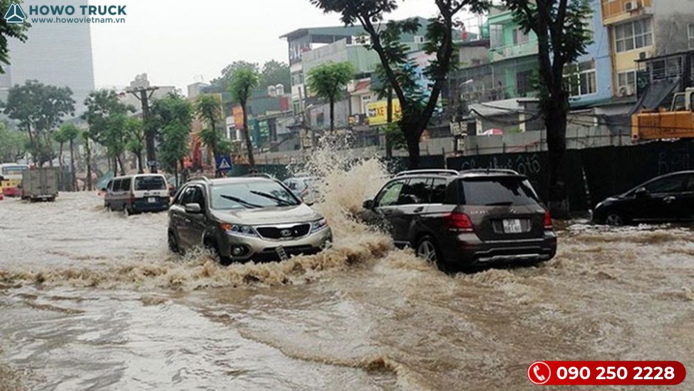 Khi lái xe qua đường ngập: Đánh giá độ sâu trước khi đi qua đường ngập
